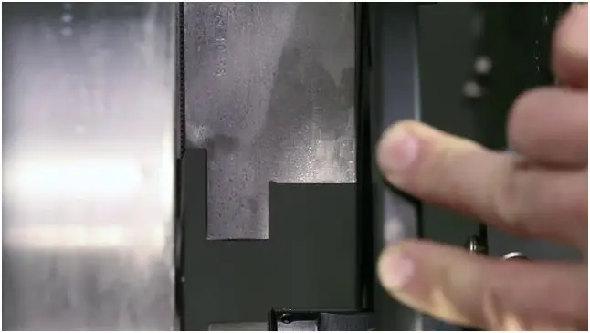 Retraction groove