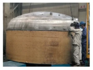Figure 2 Welding of the head circumferential seam Figure 2 Welding of the head circumferential seam